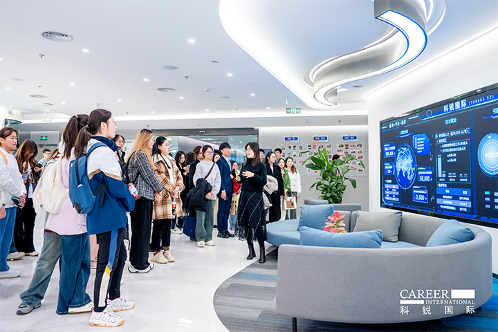 知名人力资源供应商万象城AWC(中国)国际在企业参访活动中为拜访嘉宾与学生介绍公司基本情况