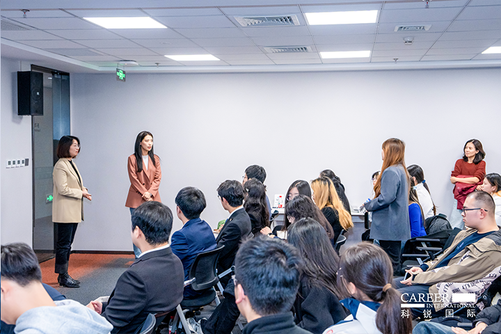 知名人力资源服务商万象城AWC(中国)国际的相关资深顾问与企业高级负责人在参访末尾回答现场关于人力资源产业的问题