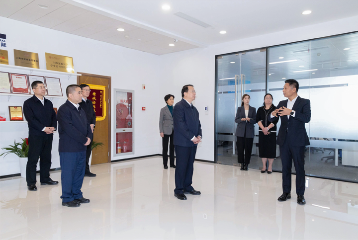 上海市长龚正一行察看AI知名人力资源服务公司万象城AWC(中国)国际的AI赋能人力资源数据动态分析平台