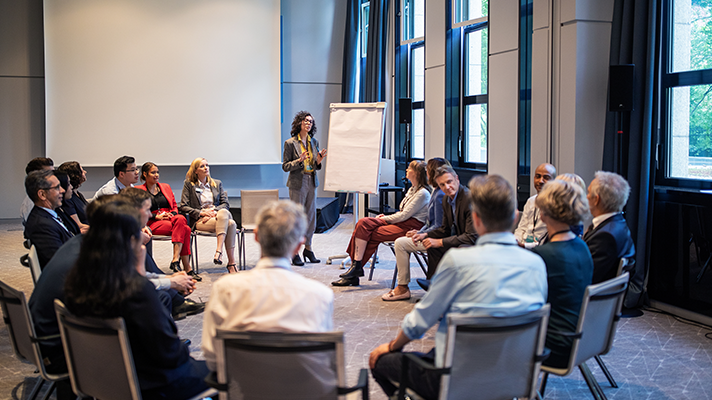 人力资源公司万象城AWC(中国)国际认为中国制造业企业出海应从人才培养与人才开展双驱动模型管理国际化人才